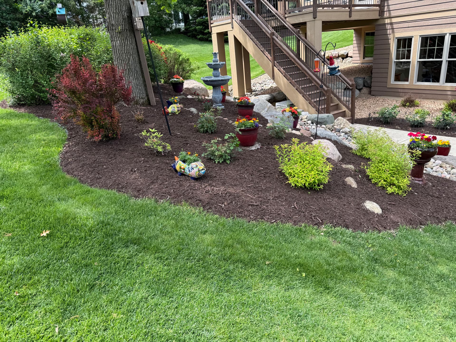 Gallery photos for Fresh Walnut Brown Mulch That Actually Makes a Difference: Image #2