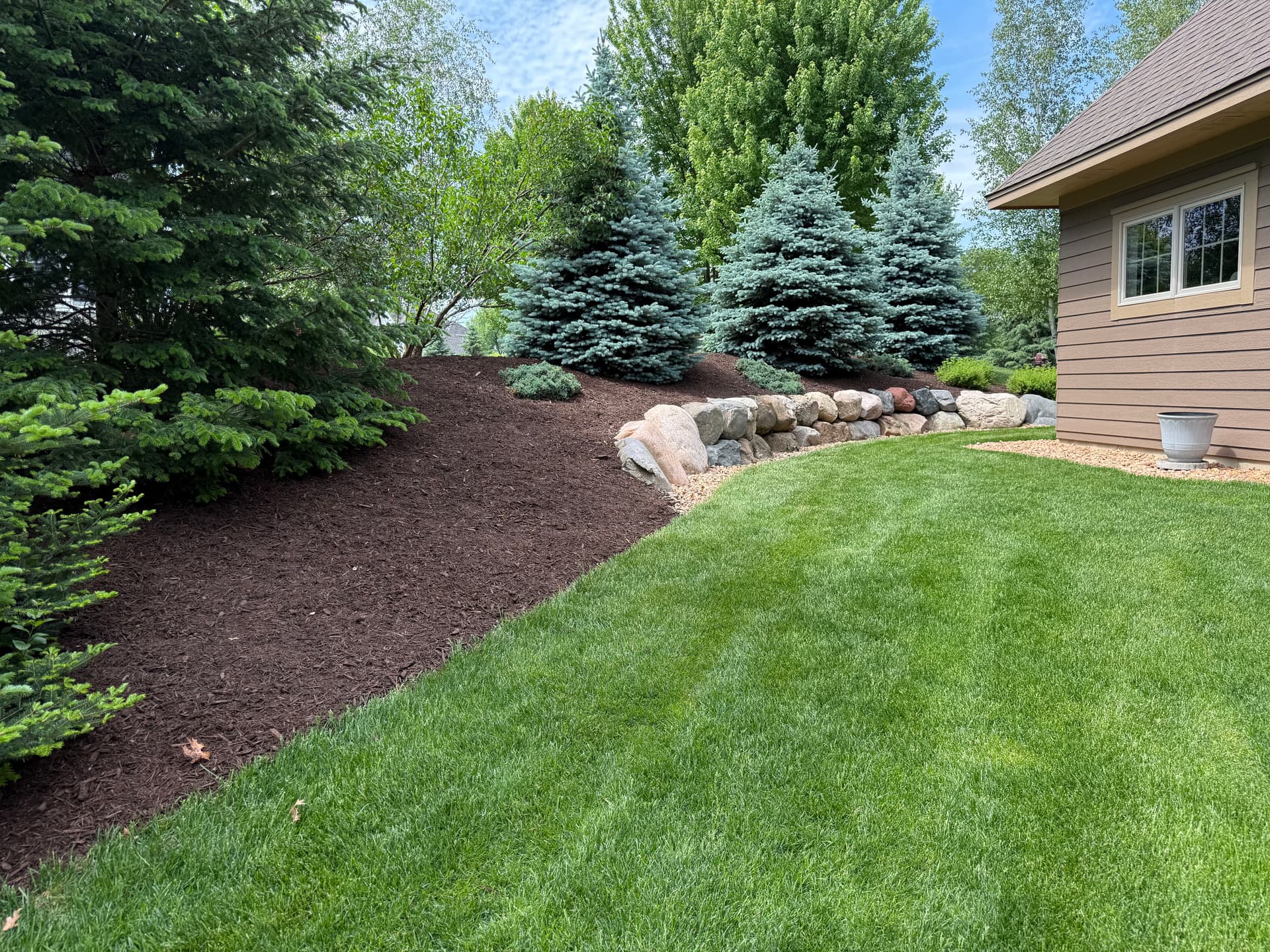 Gallery photos for Fresh Walnut Brown Mulch That Actually Makes a Difference: Image #1