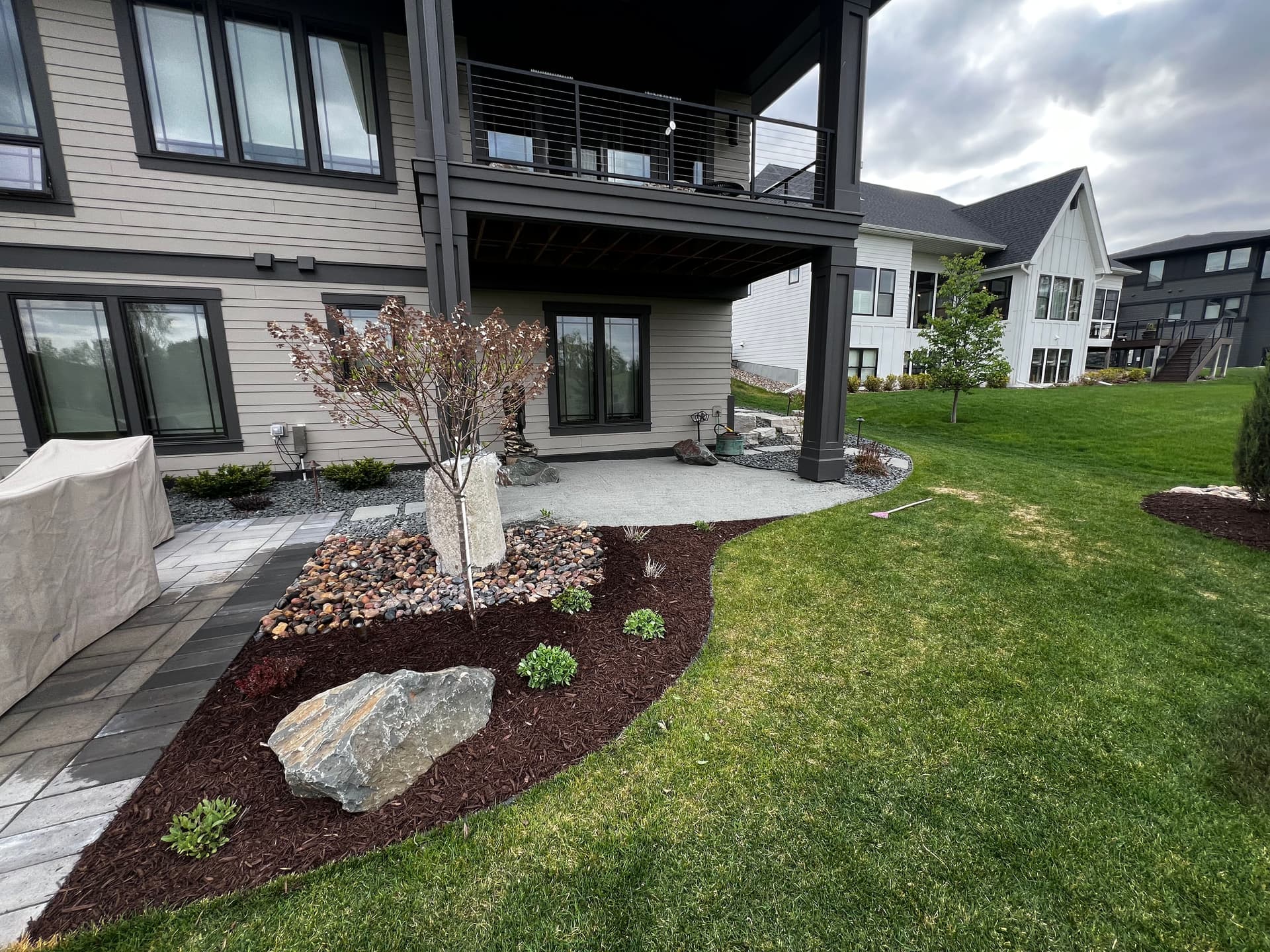 Gallery photos for Full Property Mulch Refresh with Premium Dark Brown and Specialty Finishes: Image #6