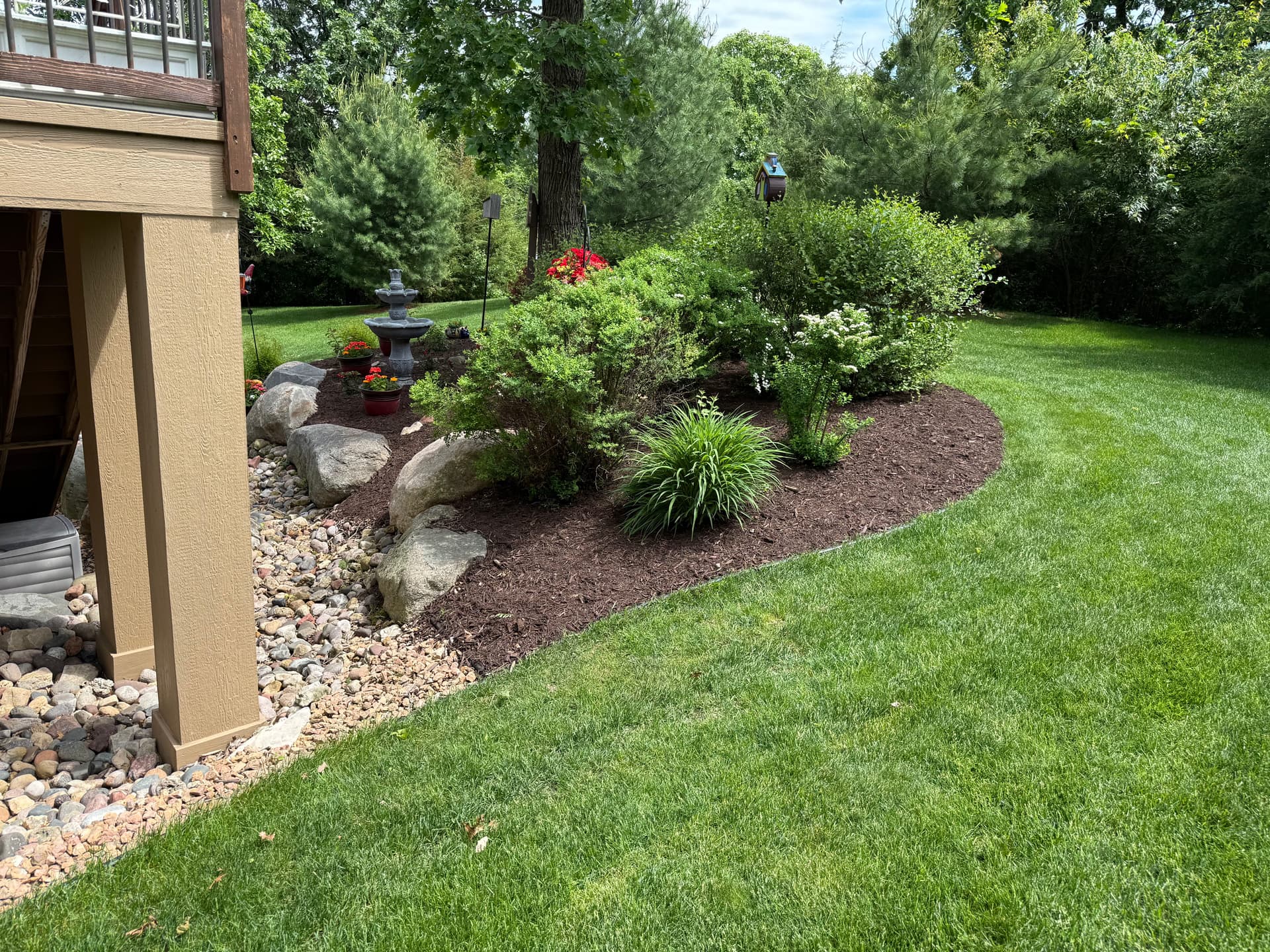 Gallery photos for Fresh Walnut Brown Mulch That Actually Makes a Difference: Image #4